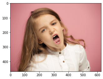 Un'immagine di test. Una bambina che ha un'espressione arrabbiata.